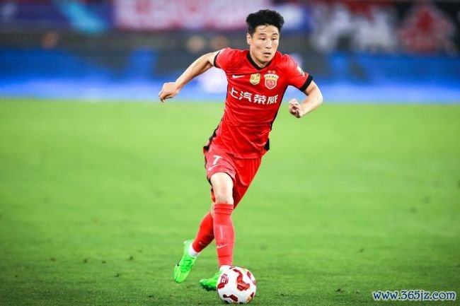 劳模？34岁武磊昨日凌晨熬夜解说世界杯决赛，今晚替补并罚中点球