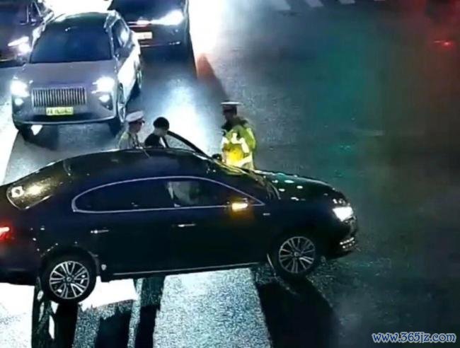 12岁男孩偷开家里车闯红灯被交警拦停 无证驾驶惊险上路