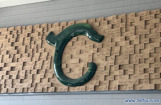 候车大厅内以中华玉龙为主题的立体浮雕。人民网记者 乔雪峰摄